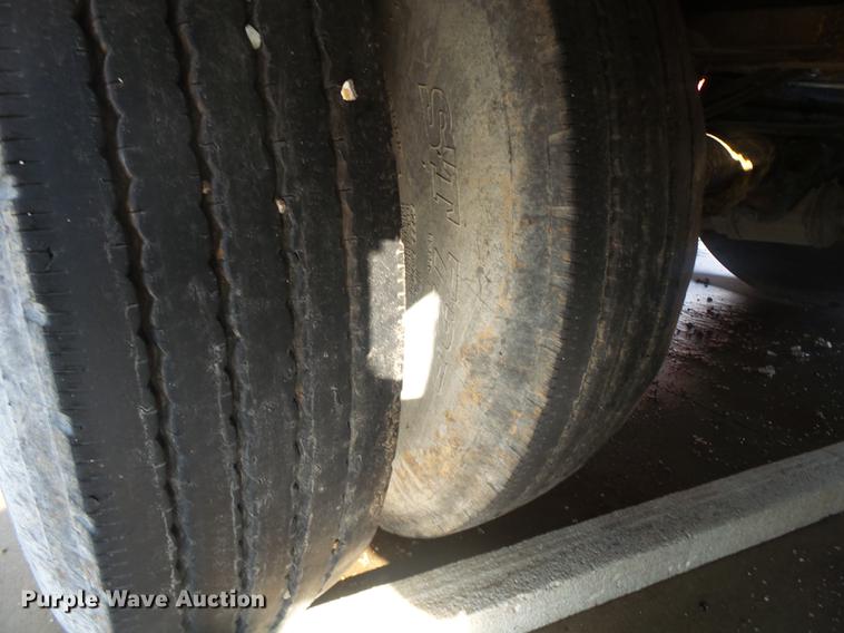 image for item DS9565 1986 Hyster drop deck trailer