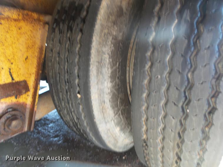 image for item DS9565 1986 Hyster drop deck trailer