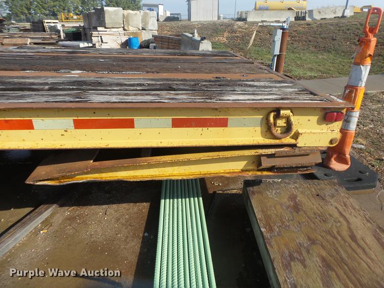 image for item DS9565 1986 Hyster drop deck trailer