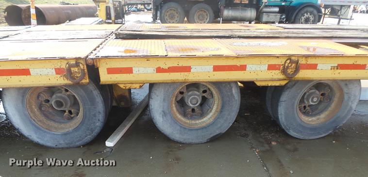 image for item DS9565 1986 Hyster drop deck trailer