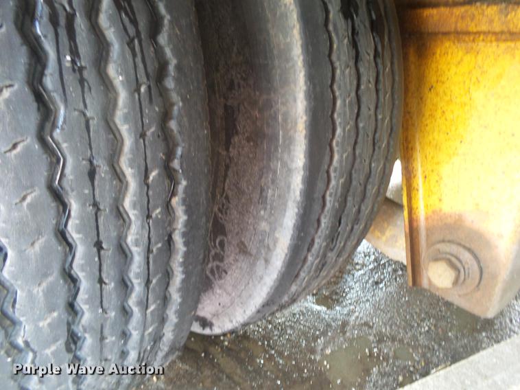 image for item DS9565 1986 Hyster drop deck trailer