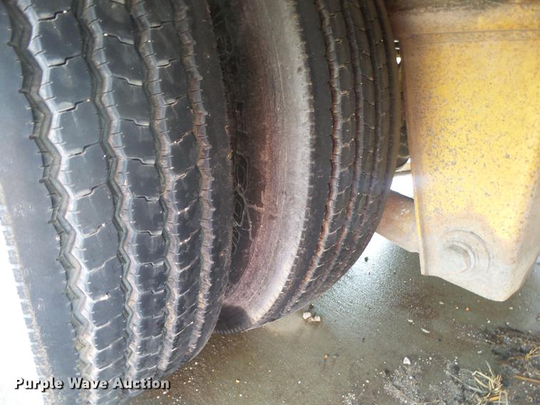 image for item DS9565 1986 Hyster drop deck trailer