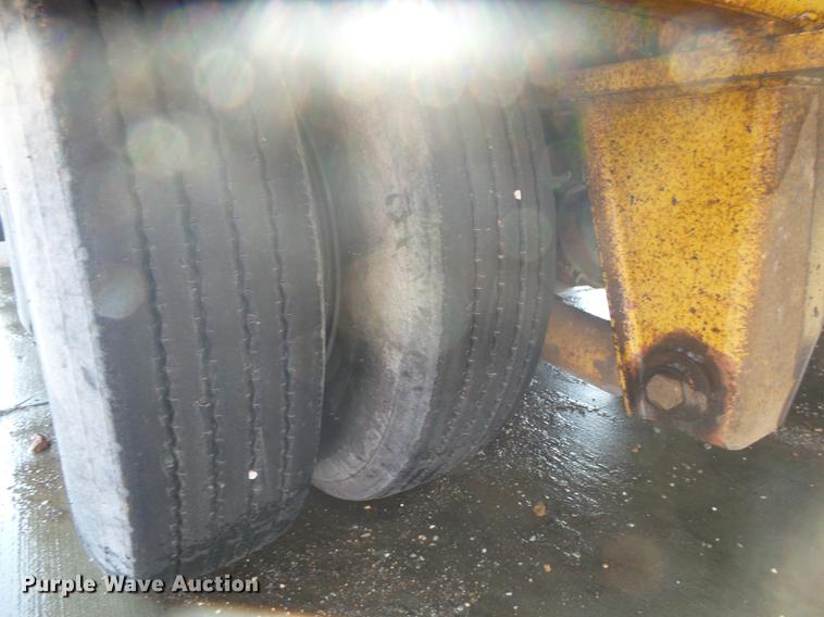 image for item DS9565 1986 Hyster drop deck trailer