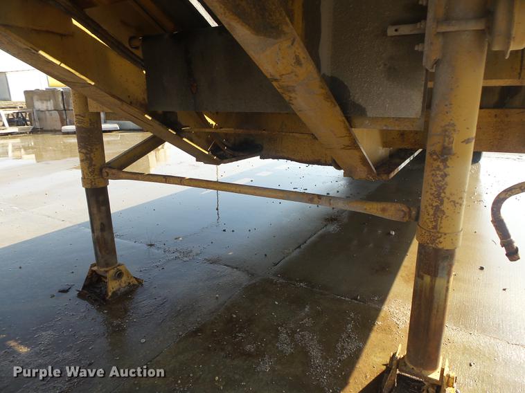 image for item DS9565 1986 Hyster drop deck trailer