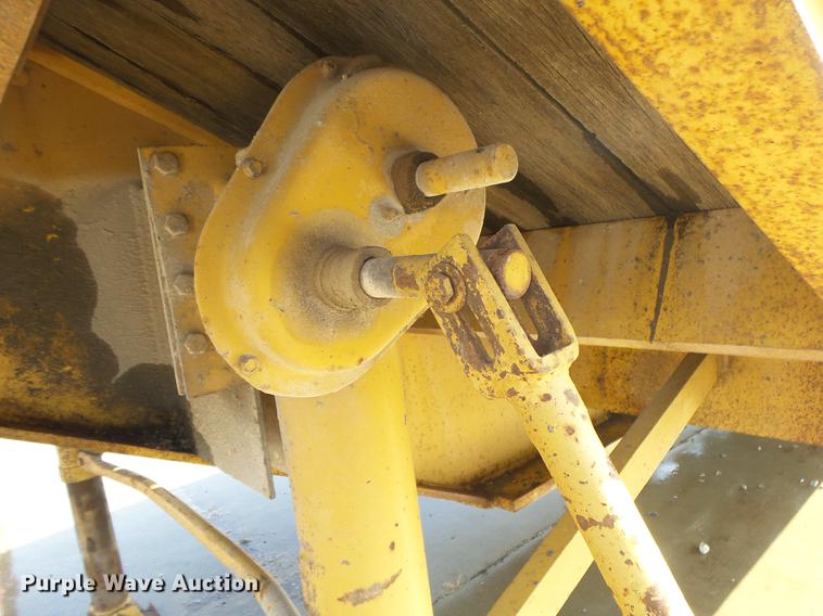 image for item DS9565 1986 Hyster drop deck trailer