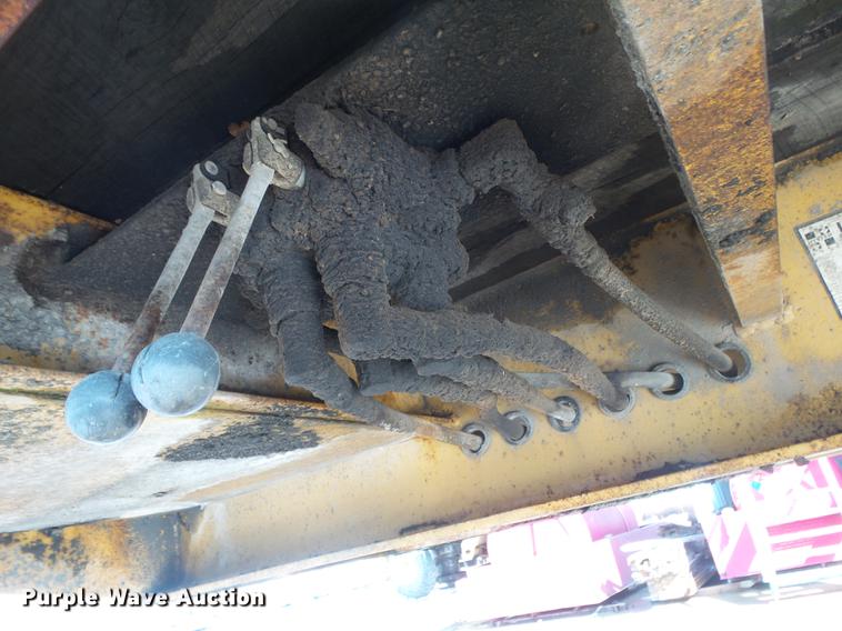 image for item DS9565 1986 Hyster drop deck trailer