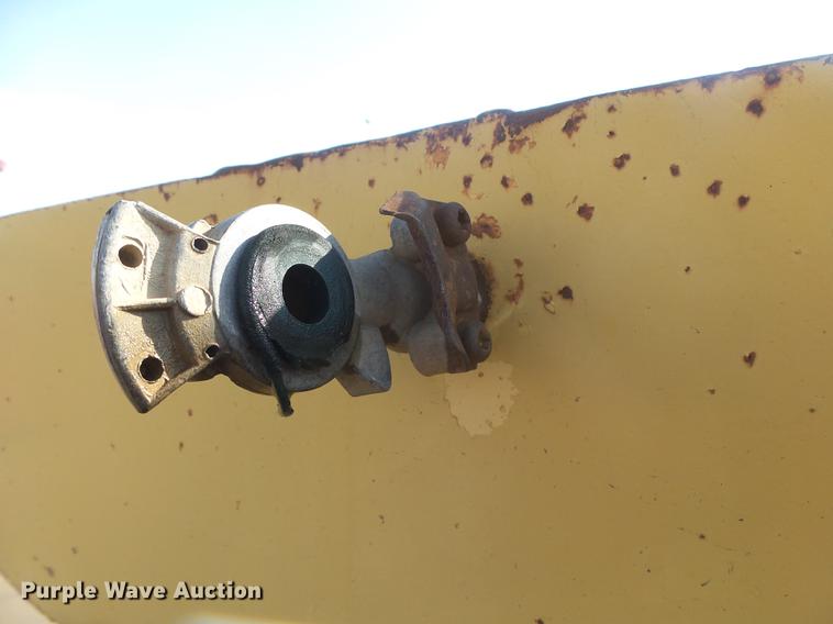 image for item DS9565 1986 Hyster drop deck trailer