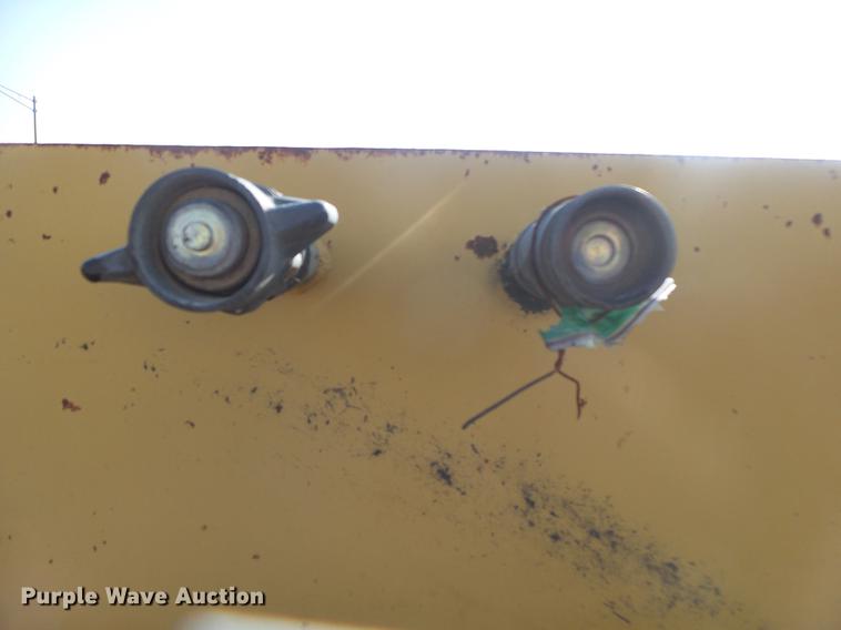 image for item DS9565 1986 Hyster drop deck trailer