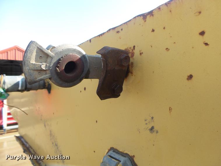 image for item DS9565 1986 Hyster drop deck trailer