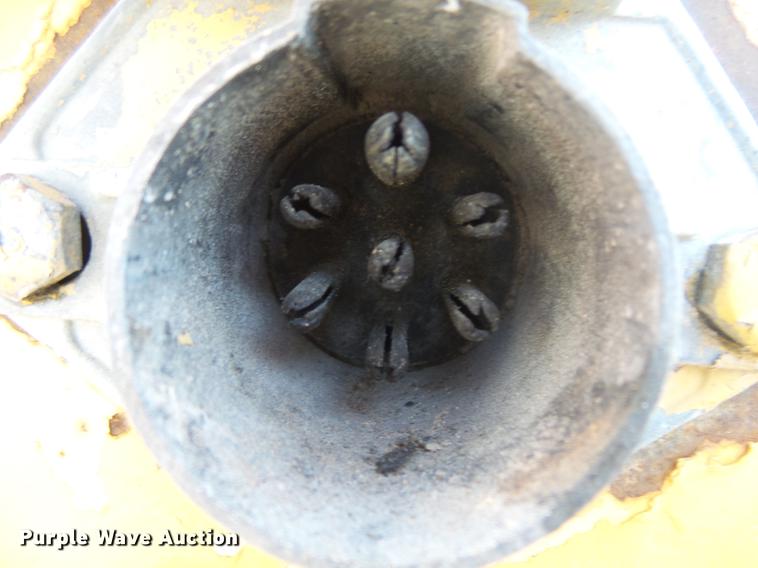 image for item DS9565 1986 Hyster drop deck trailer