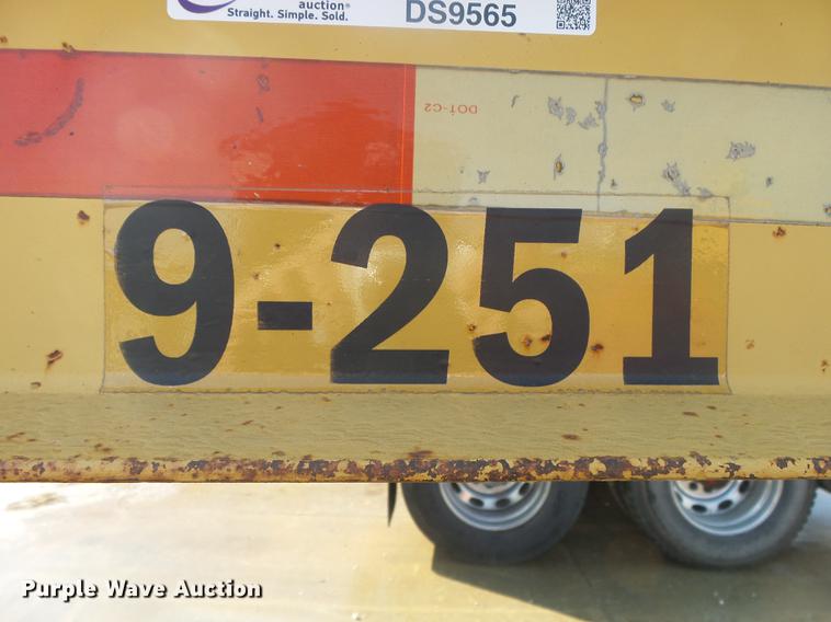 image for item DS9565 1986 Hyster drop deck trailer