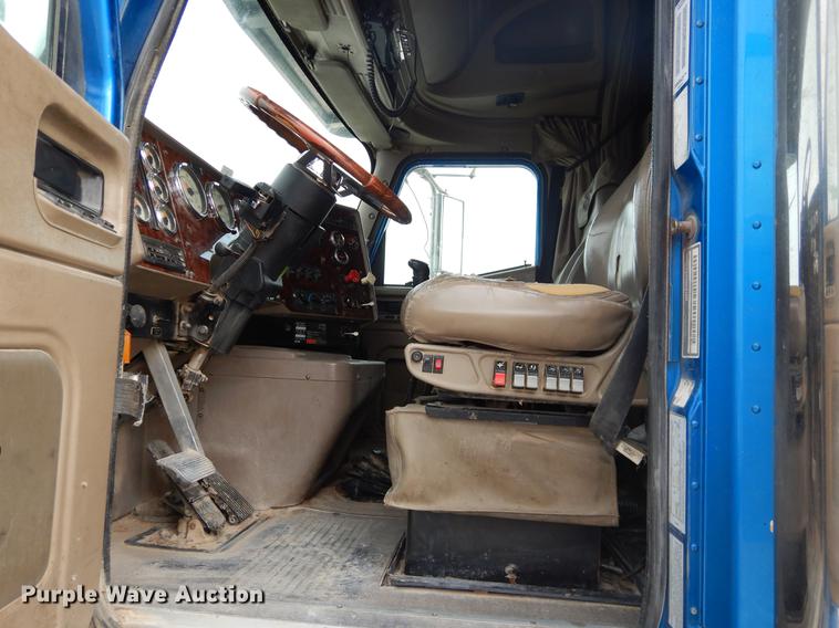 image for item EJ9873 2005 International 9900ix semi truck