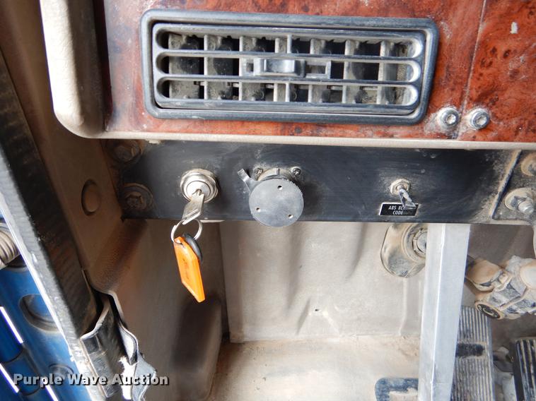 image for item EJ9873 2005 International 9900ix semi truck