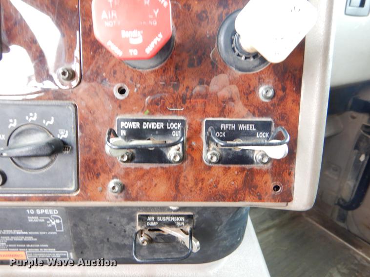 image for item EJ9873 2005 International 9900ix semi truck