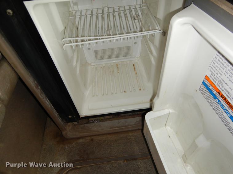 image for item EJ9873 2005 International 9900ix semi truck