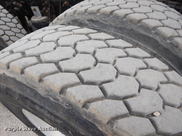 image for item EJ9873 2005 International 9900ix semi truck