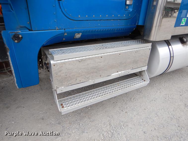 image for item EJ9873 2005 International 9900ix semi truck