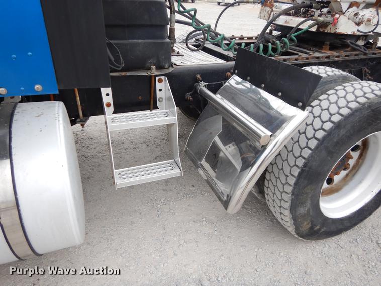 image for item EJ9873 2005 International 9900ix semi truck