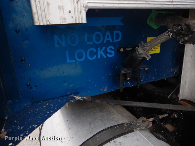 image for item EJ9873 2005 International 9900ix semi truck