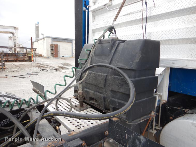 image for item EJ9873 2005 International 9900ix semi truck