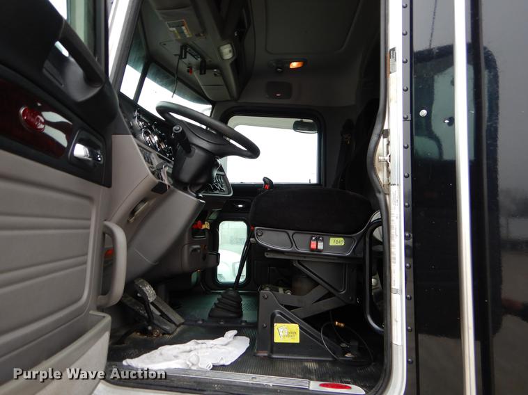 image for item EJ9916 2013 Peterbilt 386 semi truck