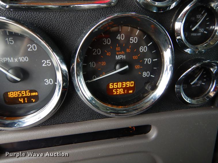 image for item EJ9916 2013 Peterbilt 386 semi truck