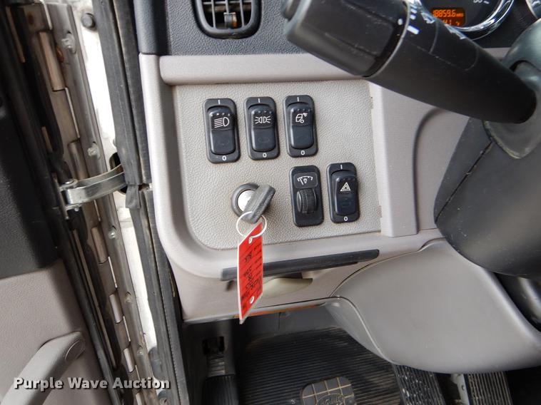 image for item EJ9916 2013 Peterbilt 386 semi truck