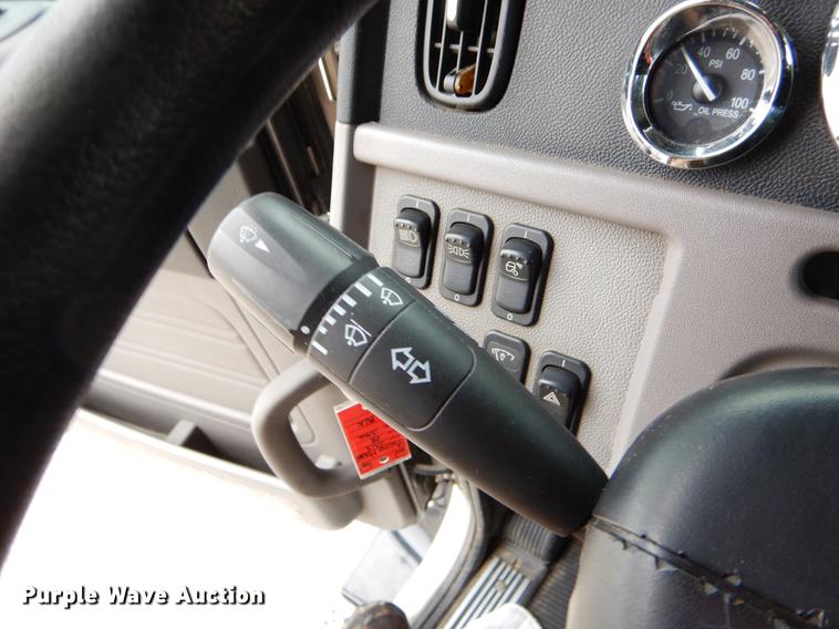 image for item EJ9916 2013 Peterbilt 386 semi truck