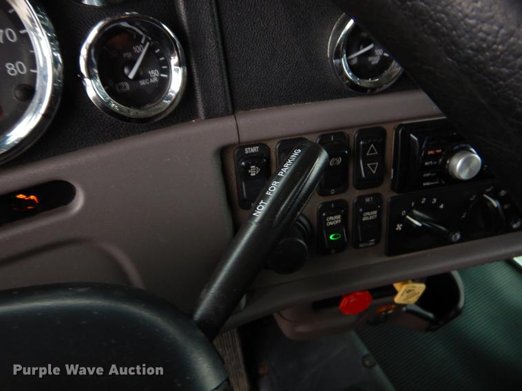 image for item EJ9916 2013 Peterbilt 386 semi truck