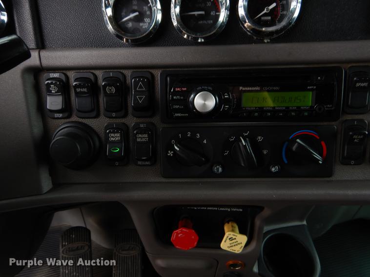 image for item EJ9916 2013 Peterbilt 386 semi truck