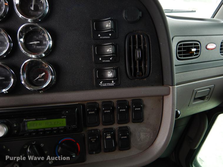 image for item EJ9916 2013 Peterbilt 386 semi truck