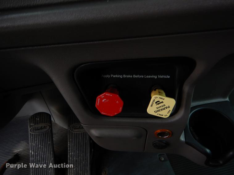 image for item EJ9916 2013 Peterbilt 386 semi truck