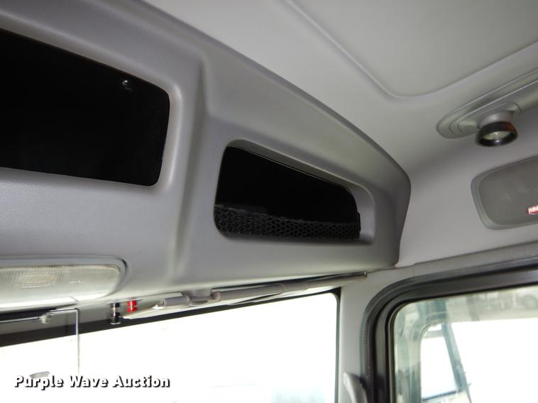 image for item EJ9916 2013 Peterbilt 386 semi truck