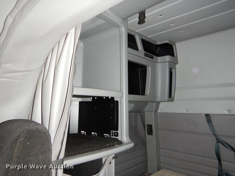 image for item EJ9916 2013 Peterbilt 386 semi truck