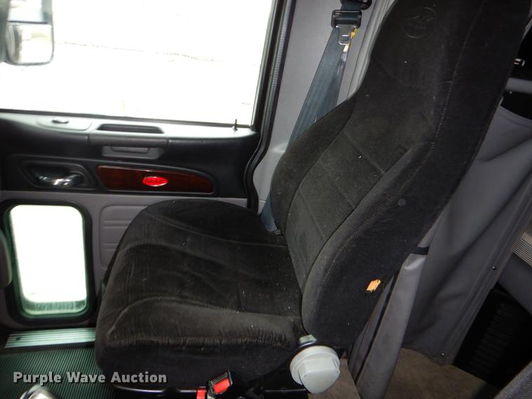 image for item EJ9916 2013 Peterbilt 386 semi truck