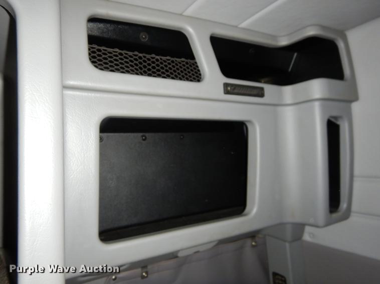 image for item EJ9916 2013 Peterbilt 386 semi truck