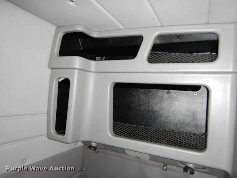 image for item EJ9916 2013 Peterbilt 386 semi truck