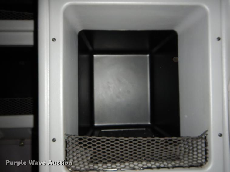 image for item EJ9916 2013 Peterbilt 386 semi truck