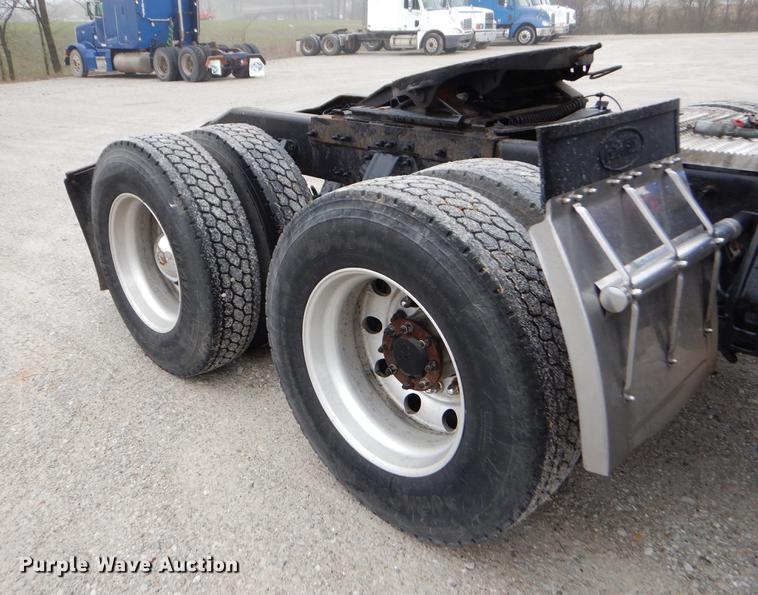 image for item EJ9916 2013 Peterbilt 386 semi truck