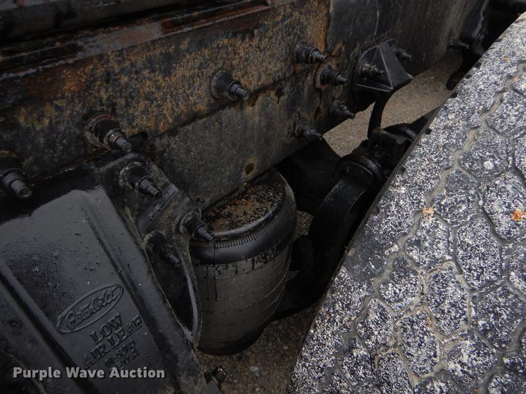 image for item EJ9916 2013 Peterbilt 386 semi truck