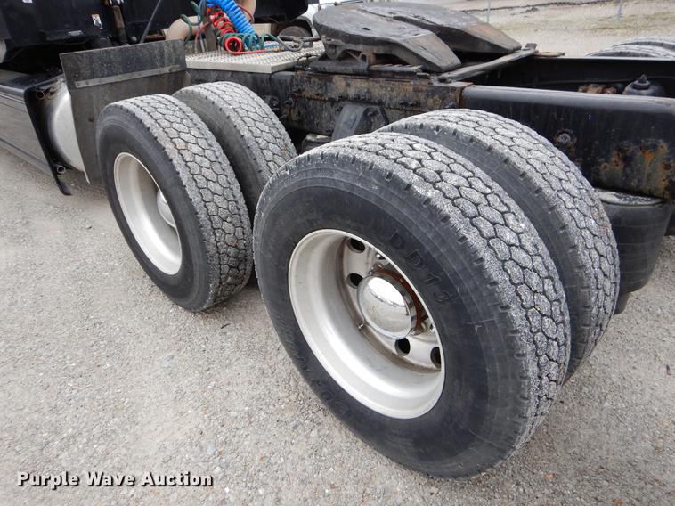 image for item EJ9916 2013 Peterbilt 386 semi truck