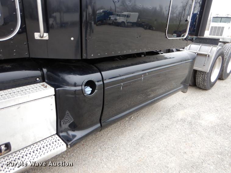 image for item EJ9916 2013 Peterbilt 386 semi truck