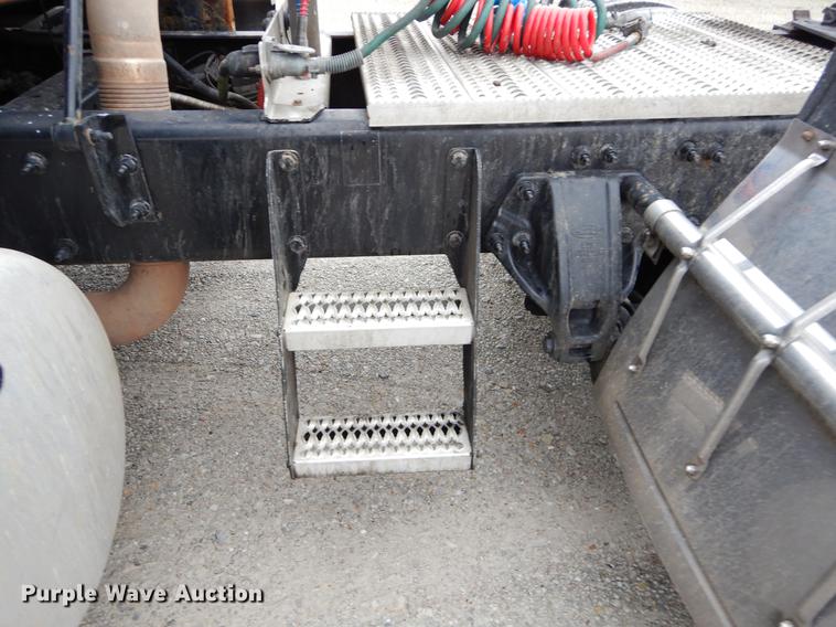 image for item EJ9916 2013 Peterbilt 386 semi truck