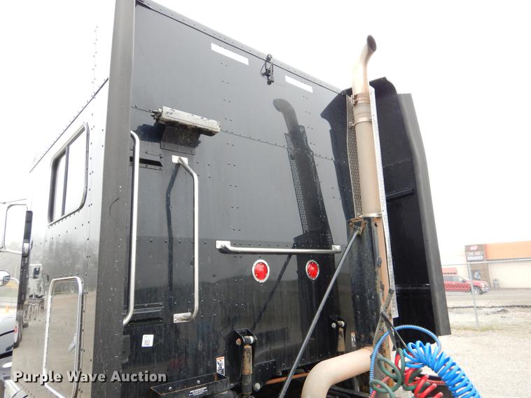 image for item EJ9916 2013 Peterbilt 386 semi truck