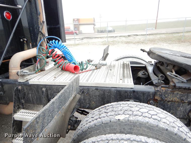 image for item EJ9916 2013 Peterbilt 386 semi truck