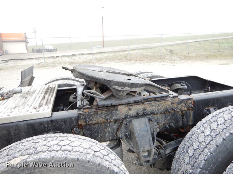 image for item EJ9916 2013 Peterbilt 386 semi truck