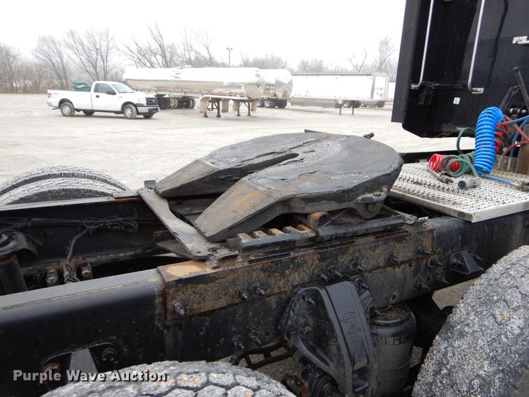 image for item EJ9916 2013 Peterbilt 386 semi truck