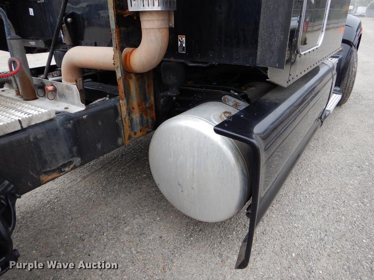 image for item EJ9916 2013 Peterbilt 386 semi truck