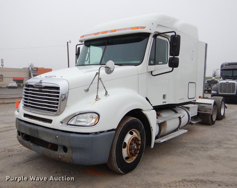 image for item EJ9917 2005 Freightliner Columbia semi truck