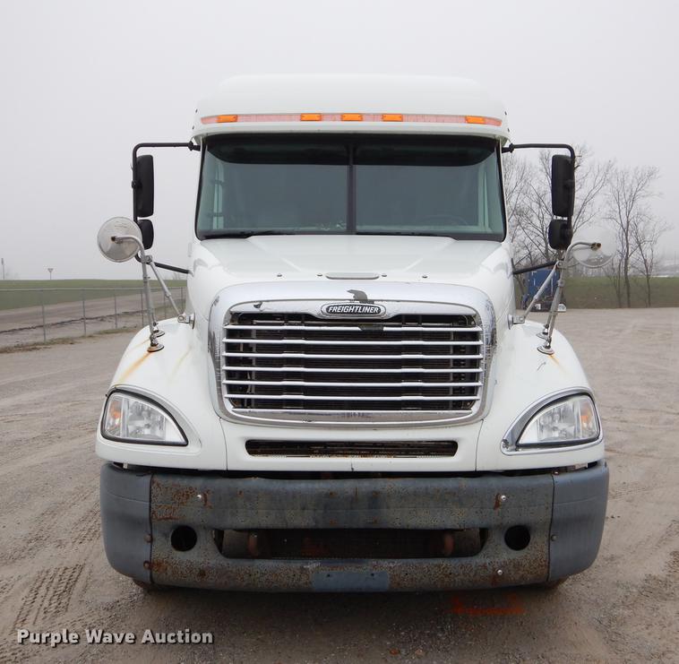 image for item EJ9917 2005 Freightliner Columbia semi truck